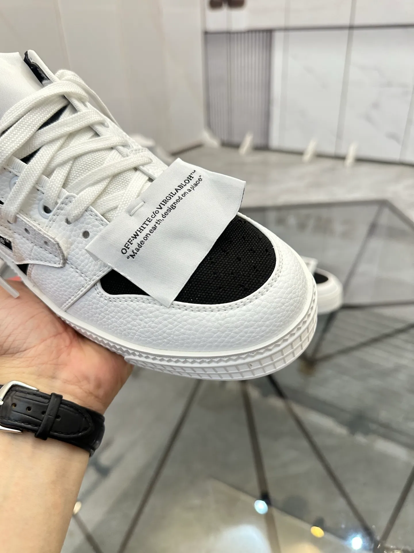 Selling men's shoes 💰: 💰P500¥ High-end top quality Product trademark: OFF WHITE *"OFF WHITE*" low-top casual shoes Regular size: 35-45 (can be customized to 46) Couple style Product materials: Upper imported first-layer cowhide stitched with original fabric, genuine leather lining, original outsole. No.: H203